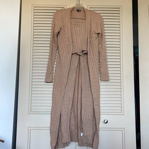 Selling full set of Fashion Nova winter attire in a large size.